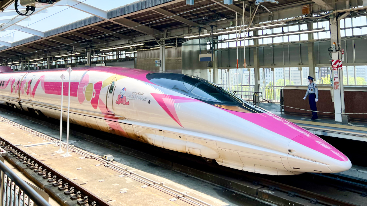 ハローキティとコラボした新幹線電車